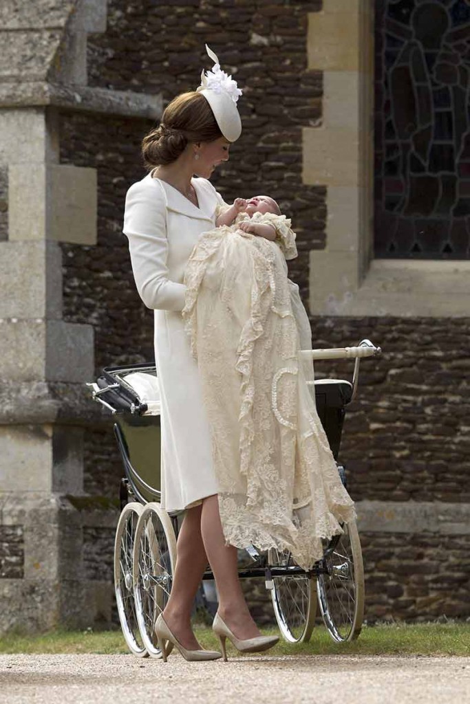 bautizo_princesa_charlotte_kate_middleton_vestido_alexander_mcqueen_guillermo_duques_de_cambridge_504769117_800x