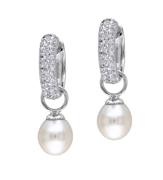 AUSTRAL, este precioso diseño de pendientes desmontables consta de un motivo superior que es una argolla cuajada de diamantes, que se puede separar de la bella perla australiana que cuelga, de modo que se puede utilizar en diferentes ocasiones en función del estilo y la elegancia que se busque