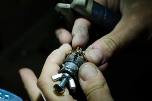 Engastado-diamantes-engaste-anillo-damante-solitario_Navas-joyeros_baja
