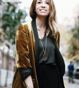 Silvia GArcía con su collar "SILVIA 2, Colgante de diseño"