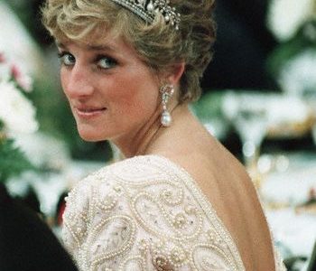 12 Nov 1990, Tokyo, Japan — Diana, Princess of Wales looks over her shoulder and smiles during banquet for Japanese Emperor Akihito. — Image by © Reuters/CORBIS navas joyas
pendientes para una novia especial
pendientes a tu medida