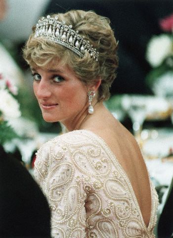 12 Nov 1990, Tokyo, Japan — Diana, Princess of Wales looks over her shoulder and smiles during banquet for Japanese Emperor Akihito. — Image by © Reuters/CORBIS navas joyas
pendientes para una novia especial
pendientes a tu medida