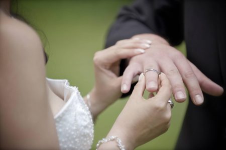 Zum Themendienst-Bericht vom 24. Juli:
Wer an einem Arbeitstag heiratet, hat laut Gesetz frei. Manche Tarifverträge sehen sogar mehrere Tage Sonderurlaub vor.
(Die Veröffentlichung ist für dpa-Themendienst-Bezieher honorarfrei.)
Foto: Silke Heyer