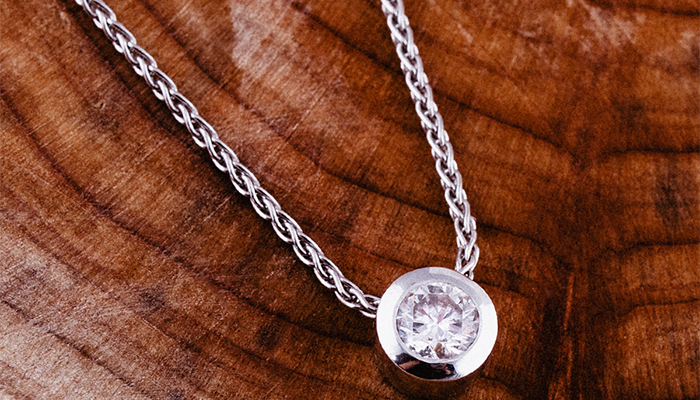 colgantes de oro y diamantes