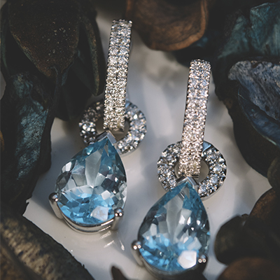 pendientes largos de diamantes y gemas azules navas joyeros