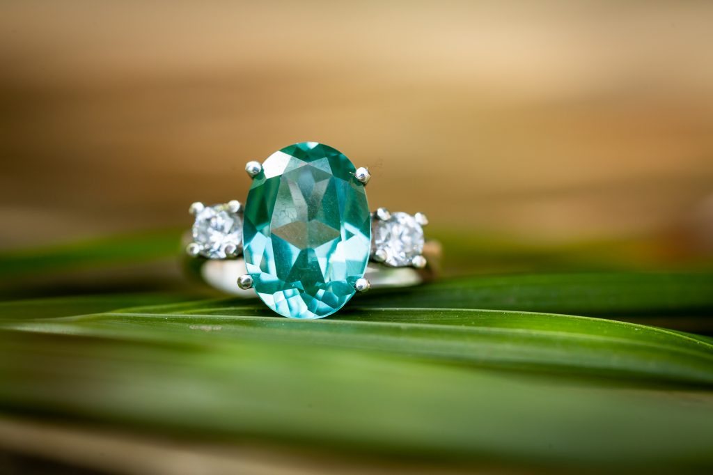 alianza de esmeralda y diamantes