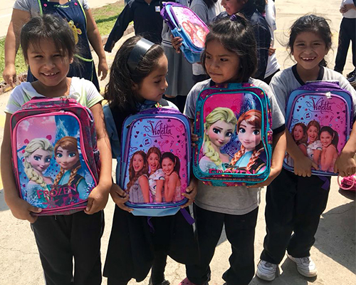 niñas con mochila solidaria