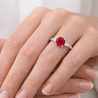 Anillo de rubí y diamantes Matilde modelo