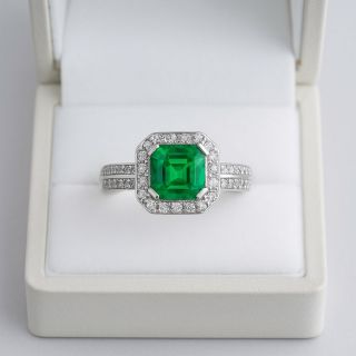 anillo de esmeralda y diamantes Iguazu estuches