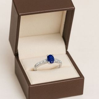 Anillo de zafiro y diamantes Medellin estuche