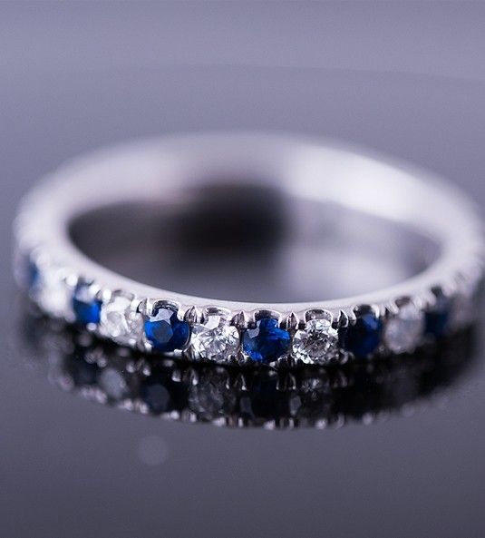 Anillo de diamantes y zafiros creatividad