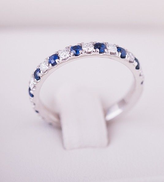 Anillo de diamantes y zafiros en estuche