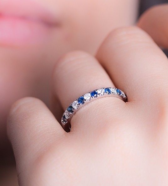 Anillo de diamantes y zafiros en modelo