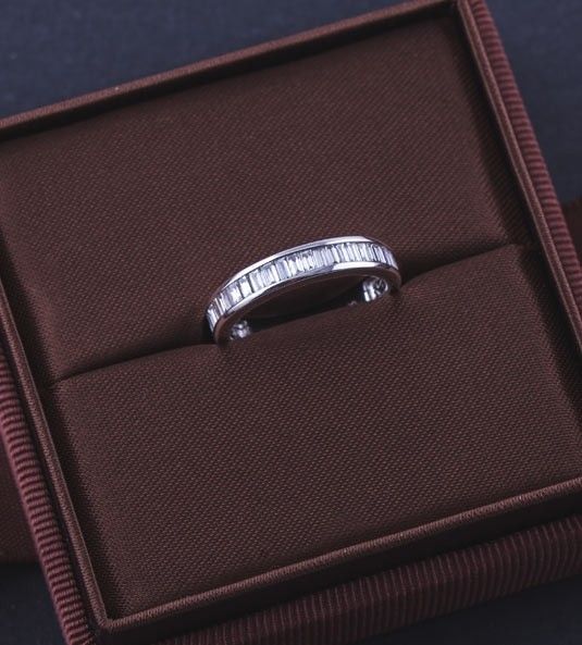 Alianza de diamantes en estuche