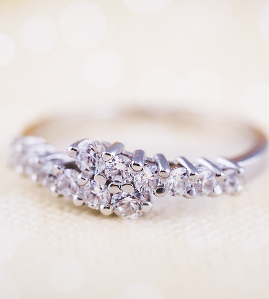 anillo de diamantes de compromiso