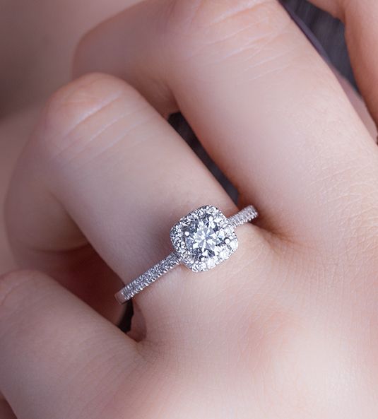 anillo de compromiso en oro blanco