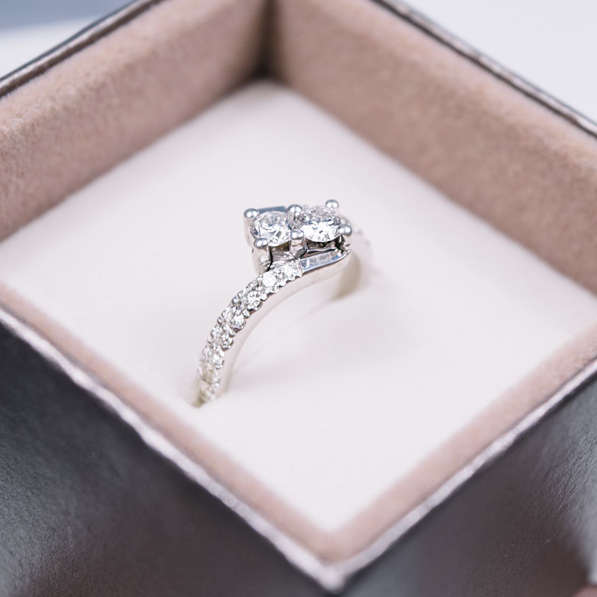 anillo de compromiso de diamantes