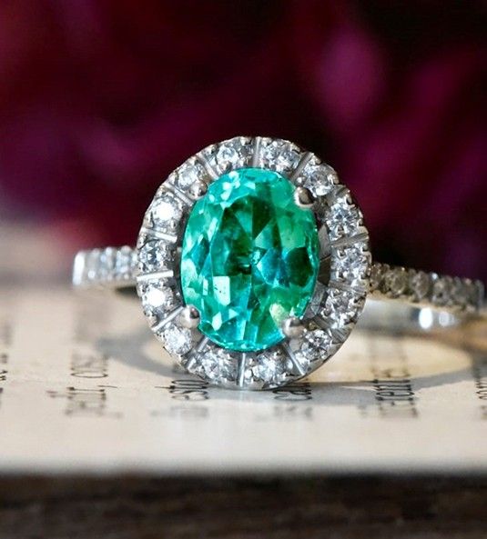 Anillo de diamantes y esmeralda creatividad