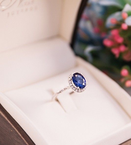 Anillo de diamantes y zafiros en estuche