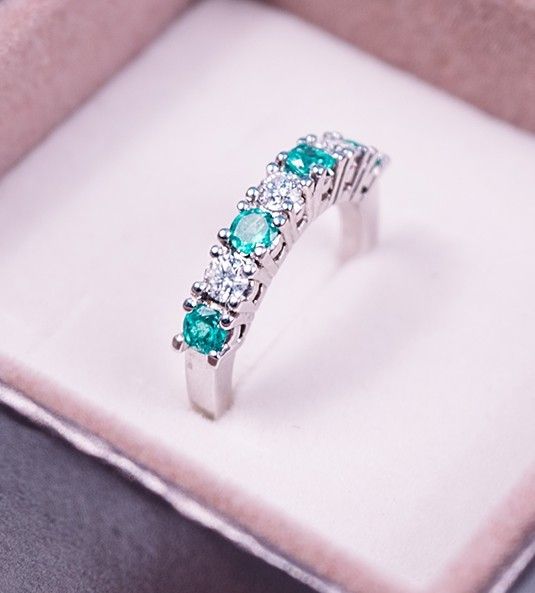 anillo de esmeralda y diamantes estuche