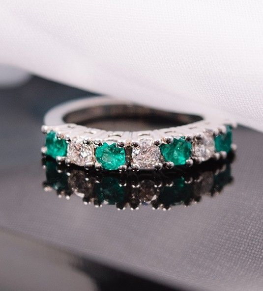 anillo de esmeralda y diamantes creativa