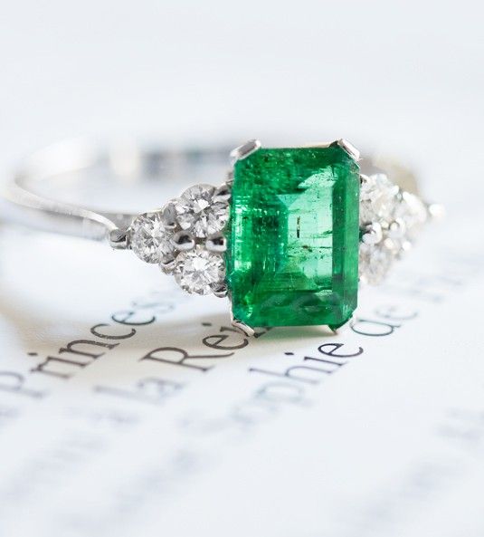 anillo de esmeralda creativa