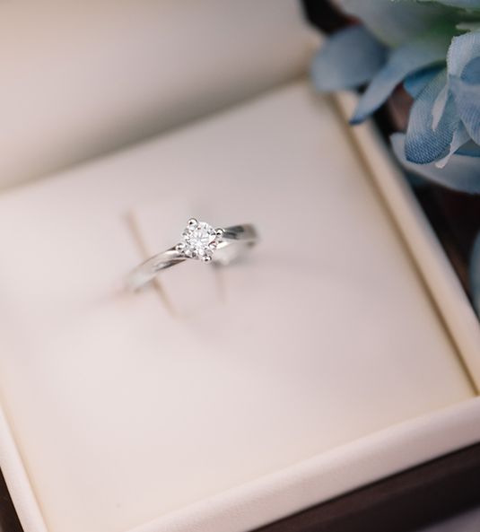 Anillo solitario de diamantes en estuche