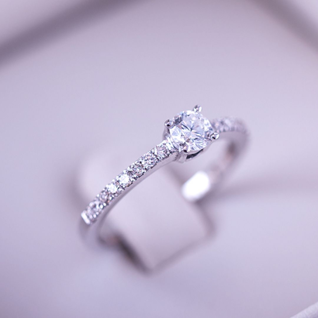 Anillo de diamantes en estuche