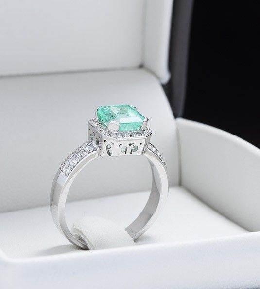 anillo de esmeralda estuche