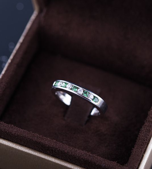 ANILLO DE COMPROMISO DE ESMERALDA