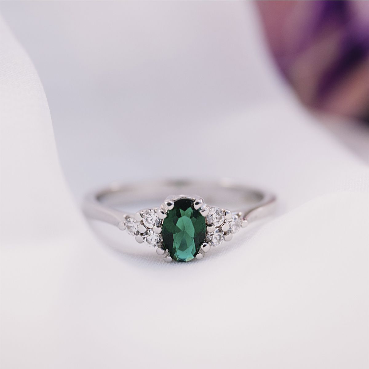 anillo de esmeralda y diamantes