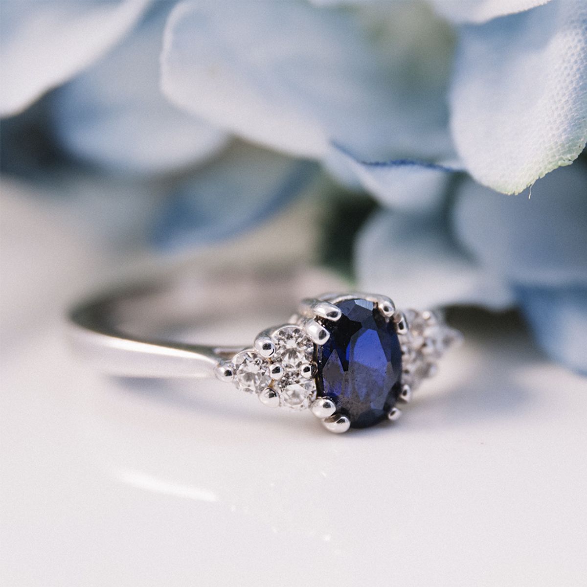 anillo de zafiros y diamantes