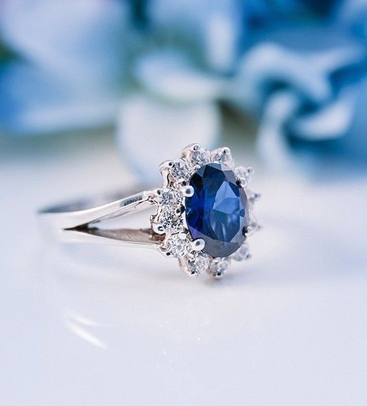 anillo de zafiro creativa