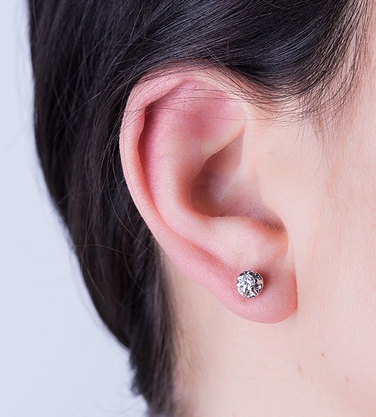 Pendientes de diamante en modelo