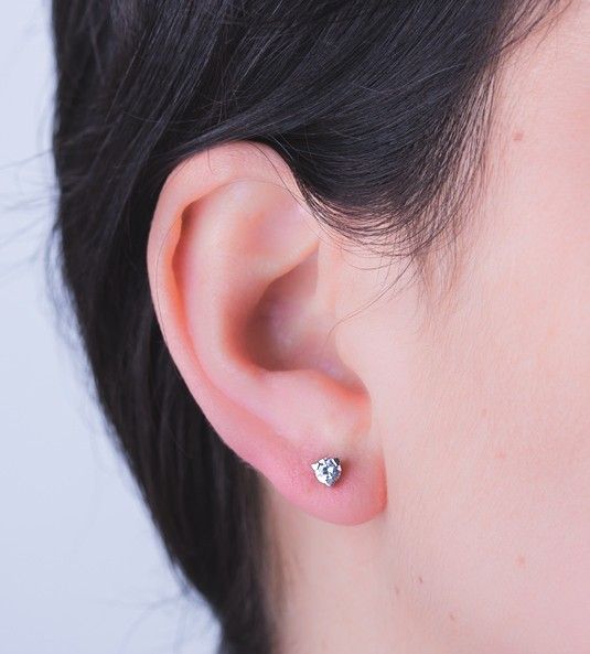 Pendiente de diamantes en modelo