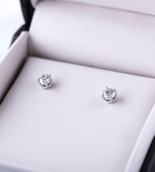 Pendientes de diamantes en estuche