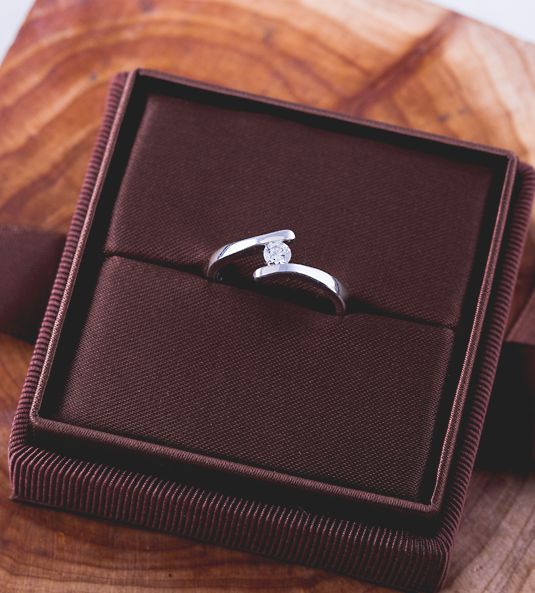 anillo de diamantes estuche