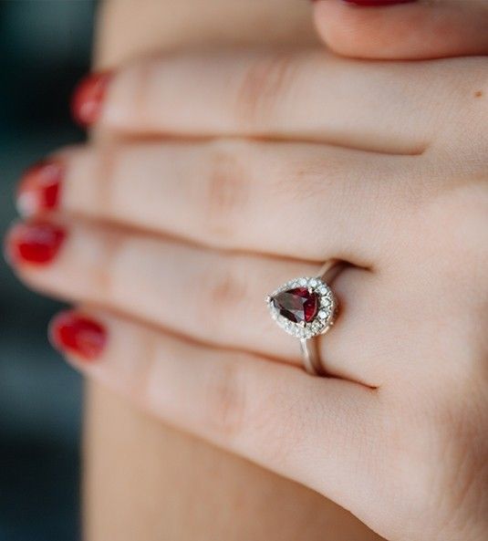 anillo de rubi pera