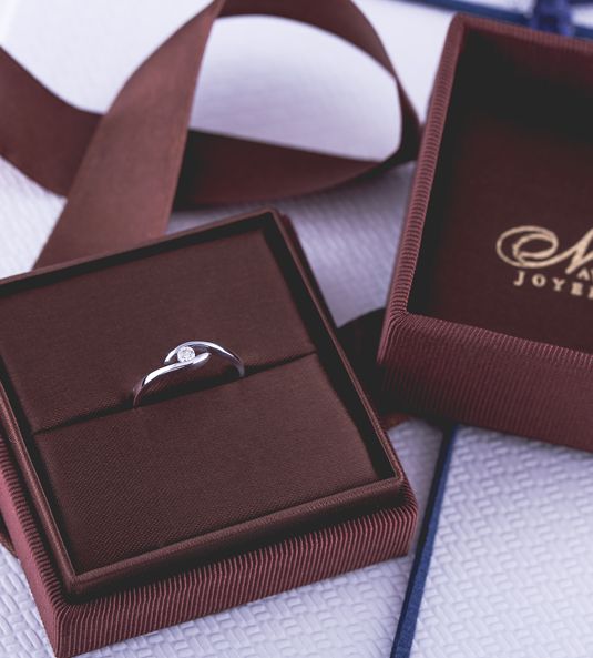 anillo de diamantes estuche