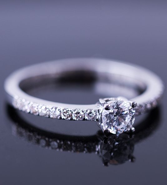 Anillo de diamantes creatividad