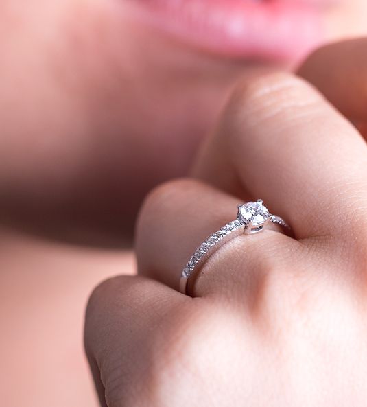 Anillo de diamantes en modelo