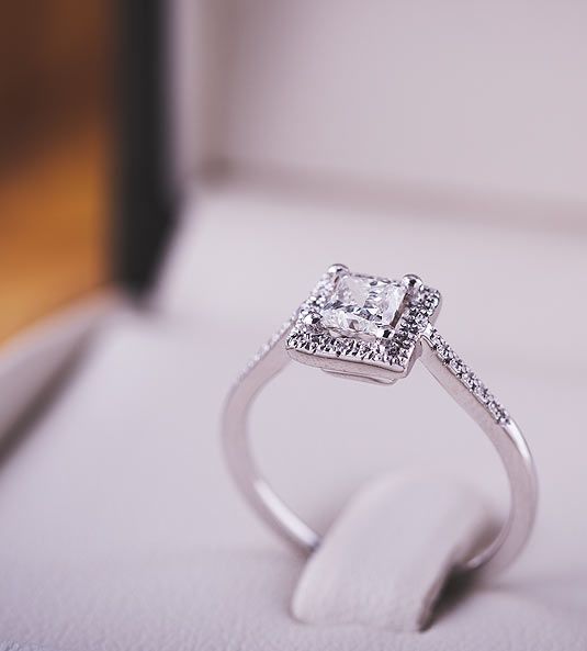 anillo de diamantes estuche