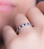 Anillo de diamantes y zafiros en modelo
