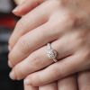anillo de compromiso en oro blanco