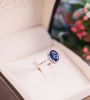 Anillo de diamantes y zafiros en estuche