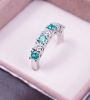 anillo de esmeralda y diamantes estuche