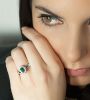Anillo de diamante y esmeralda en modelo