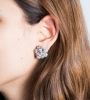 Pendientes de diseño cortos con diamantes en oro blanco en modelo