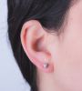 Pendiente de diamantes en modelo