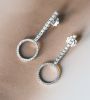 Pendientes largos de diamantes en oro blanco